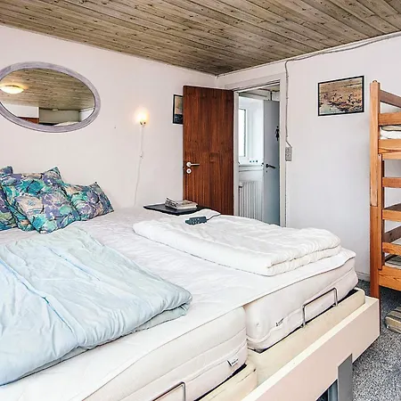 8 Person In Nyaraló